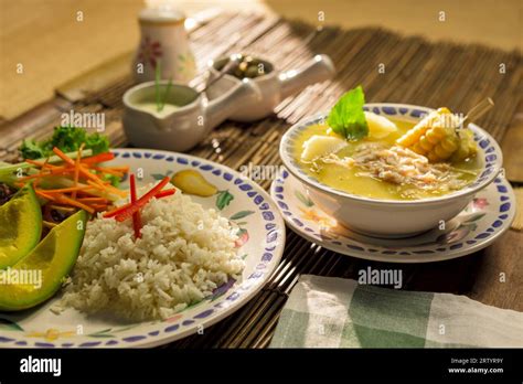  Ajiaco! Un plat traditionnel colombien qui mêle harmonieusement saveurs épicées et crémeux réconfortant.