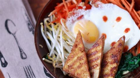  Bibimbap: Une Symphonie de Goûts Frais et Épicés qui Explosera dans Votre Bouche !