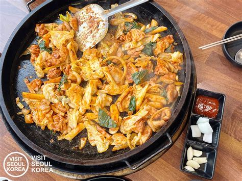  Dakgalbi: Un délice épicé à la coréenne mêlant saveurs Umami et rondeurs fumées !