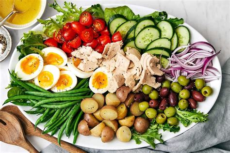  La Salade Niçoise: Une symphonie de saveurs méditerranéennes et un hommage vibrant aux légumes frais du soleil