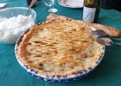 La Tourte de Poisson: Une symphonie de saveurs marines embrassées par une croûte dorée!