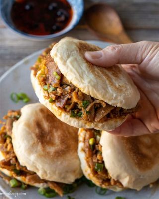  Le Rou Jia Mo: Un Sandwich Chinois Savoureux Réunissant des Arômes Grillés et du Goût Délicat de la Viande