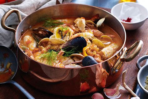  Les Bouillabaisse d’Uzes ! Un plat emblématique de la Provence où les saveurs fraîches de la mer rencontrent les épices chaleureuses de la terre.