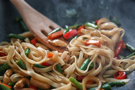  Les Nouilles de Riz à la Sauce Piquante: Une Explosion Savoureuse et Umami en Chaque Bouche