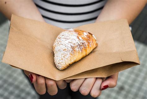  Sfogliatella: Une Explosion de Saveurs Croustillantes et Crémeuses dans le Coeur de Xanten!